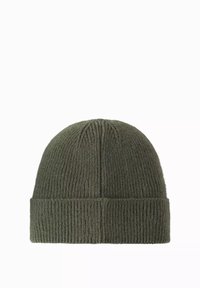 Berretto in maglia verde con una texture a costine, caratterizzato da un orlo arrotolato e un design della corona leggermente arrotondato.