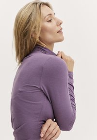 b.young PAMILA ROLL NECK - Camiseta de manga larga - grape jam