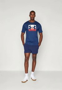 Under Armour BOXED - Printtipaita - academy/red