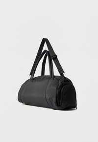 Μαύρη επενδεδυμένη τσάντα σακ βουαγιάζ με διπλές λαβές και ρυθμιζόμενο ιμάντα ώμου σε λευκό φόντο, πλάγια γωνία προβολής.