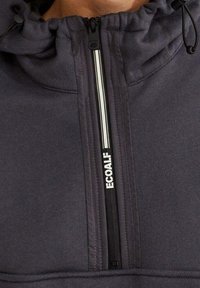 Sudadera con capucha gris oscuro con cuello alto, cremallera frontal hasta la mitad y cordón ajustable. Presenta un logotipo vertical de Ecoalf en blanco en la cremallera.