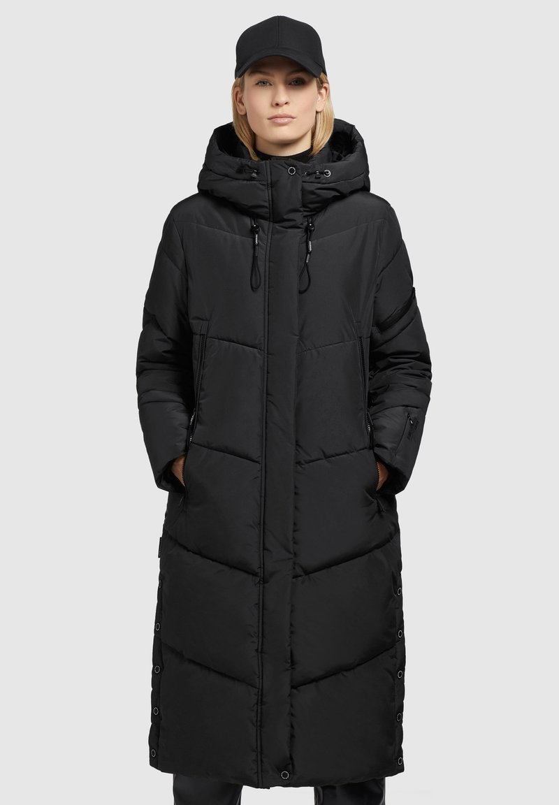 Zwarte lange puffer jas met een capuchon, voorzien van een doorgestikte ontwerp, twee zijzakken en drukknoopaccenten langs de zoom.
