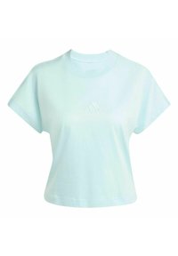 Camiseta corta de color azul claro hecha de algodón suave, con mangas cortas y un logotipo en relieve en el pecho. Textura suave y corte relajado.