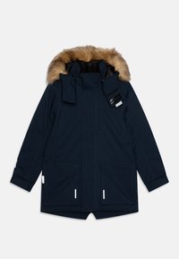 Parka blu navy con cappuccio foderato in pelliccia, chiusura frontale con cerniera, molteplici tasche e dettagli riflettenti. Realizzato in materiale impermeabile.