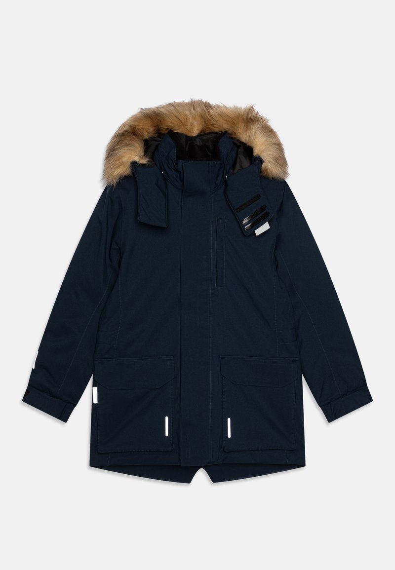 Parka blu navy con cappuccio foderato in pelliccia, chiusura frontale con cerniera, molteplici tasche e dettagli riflettenti. Realizzato in materiale impermeabile.