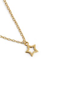 Gouden ketting met een stervormige hanger met een uitsparing in het midden en een gladde oppervlakte, waarmee de glanzende, metallic textuur wordt benadrukt.
