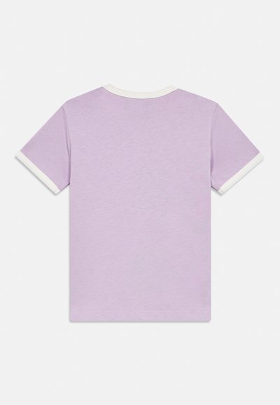 Fialové bavlnené tričko s krátkym rukávom, okrúhlym výstrihom s bielym lemovaním a kontrastnými lemy rukávov, hladkou textúrou a jednoduchým dizajnom.