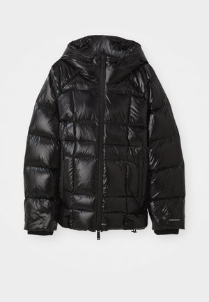 Giacca a vento nera con finitura lucida, dotata di cappuccio, chiusura con zip e polsini elasticizzati. Design squadrato con sezioni imbottite cucite.