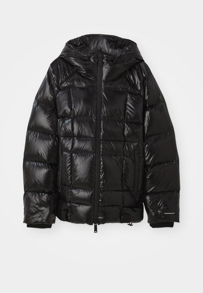 Giacca a vento nera con finitura lucida, dotata di cappuccio, chiusura con zip e polsini elasticizzati. Design squadrato con sezioni imbottite cucite.