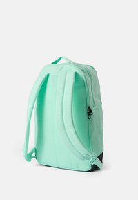 Mochila verde menta con correas acolchadas y parte trasera de malla texturizada. Cuenta con un compartimento principal con cremallera y un bolsillo lateral.