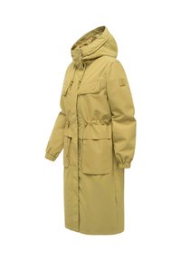 Długa musztardowożółta parka z kapturem, z regulowanym sznurkiem w talii, kieszeniami z patkami z przodu i ściągaczami na rękawach.