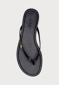 Črne japonke z gladkim sintetičnim podplatom, tankimi trakovi in majhnim zlatim logotipom. Imajo detajl z obrobljenim robom.