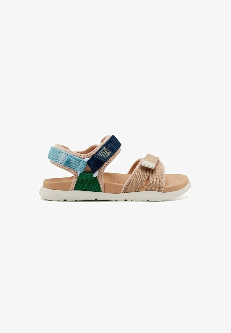 Sandal multicolore avec une base beige, des lanières bleues, vertes et navy, et un dessus en tissu texturé. Semelle en caoutchouc blanche pour une meilleure traction.