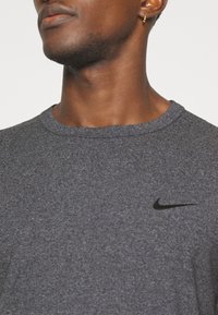 Nike Performance HYVERSE - T-skjorte til trening - obsidian heather/black