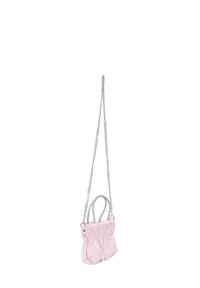 Borsa a tracolla in pelle rosa con design arricciato, due manici a catena argentati, texture liscia e forma compatta, adatta per l'uso serale.