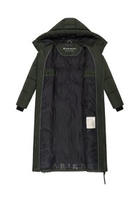 Dlhý tmavozelený zimný kabát s kapucňou, otvorený, aby ukázal čiernu podšívku, vnútorné vrecká a značkovú etiketu MARIKOO.