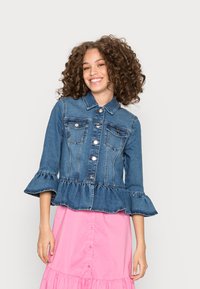 Denim jaka ar pepluma apakšu, gaiši zila krāsa, pogu priekšpuse, apkakle un plātni piedurknes. Divas priekšējās kabatas ar izšuvumu detaļām.
