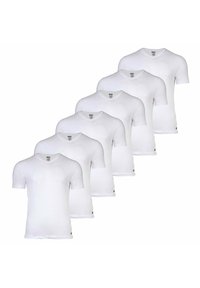 Vita bomullströjor med korta ärmar och v-ringad design, uppställda i rad. Varje tröja har en liten logotyp på den nedre vänstra sidan.