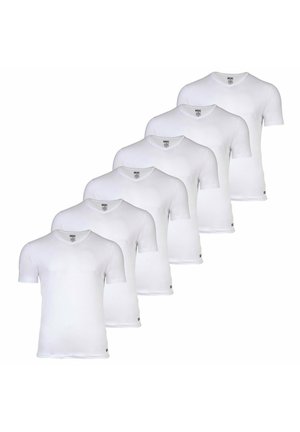 Valkoiset puuvillat-paidat, joissa on lyhyet hihat ja V-pääntie, esillä rivissä. Jokaisessa paidassa on pieni logo vasemmalla alhaalla.