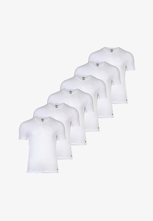 Witte katoenen t-shirts met korte mouwen en een v-halsontwerp, uitgespreid in een rij. Elk shirt heeft een klein logo aan de onderkant aan de linkerzijde.