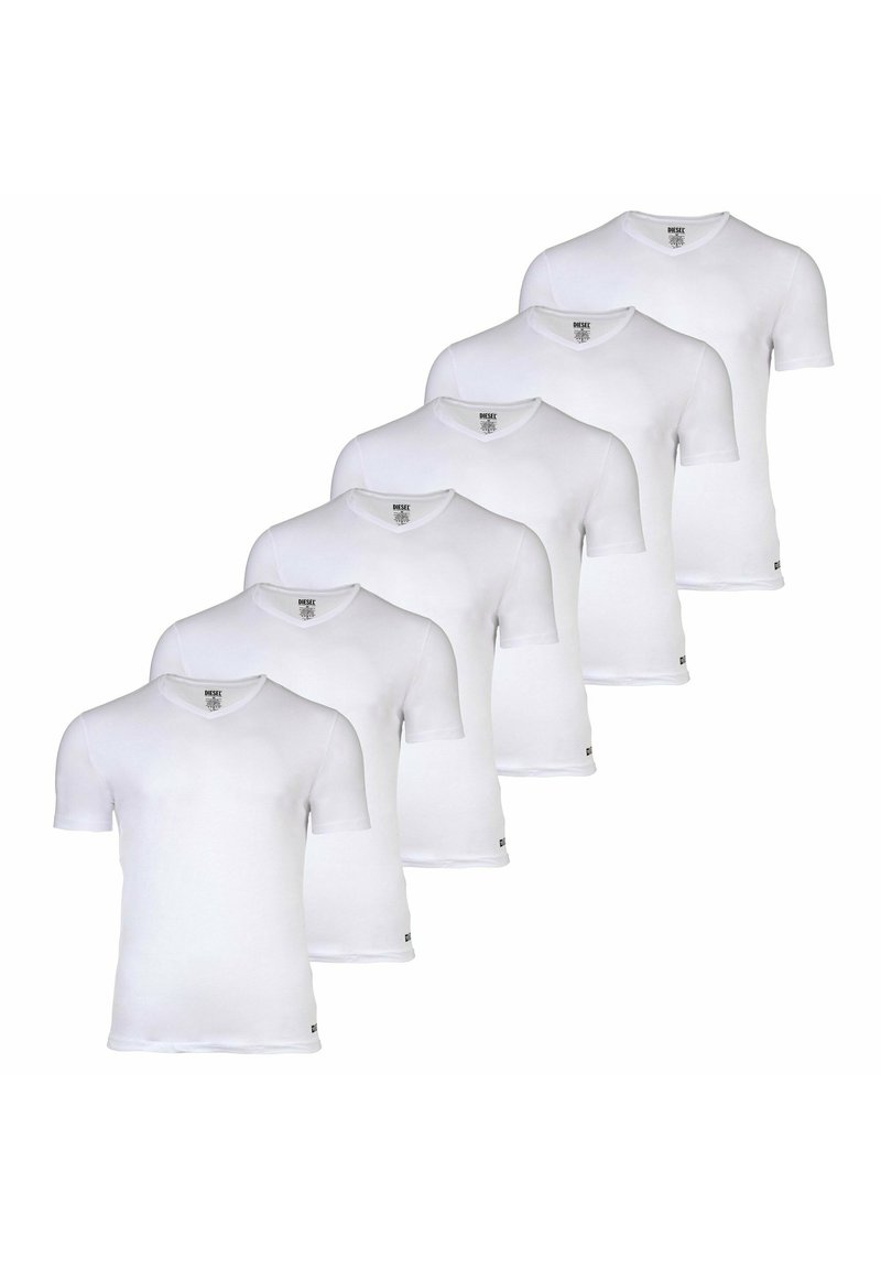 Vita bomullströjor med korta ärmar och v-ringad design, uppställda i rad. Varje tröja har en liten logotyp på den nedre vänstra sidan.