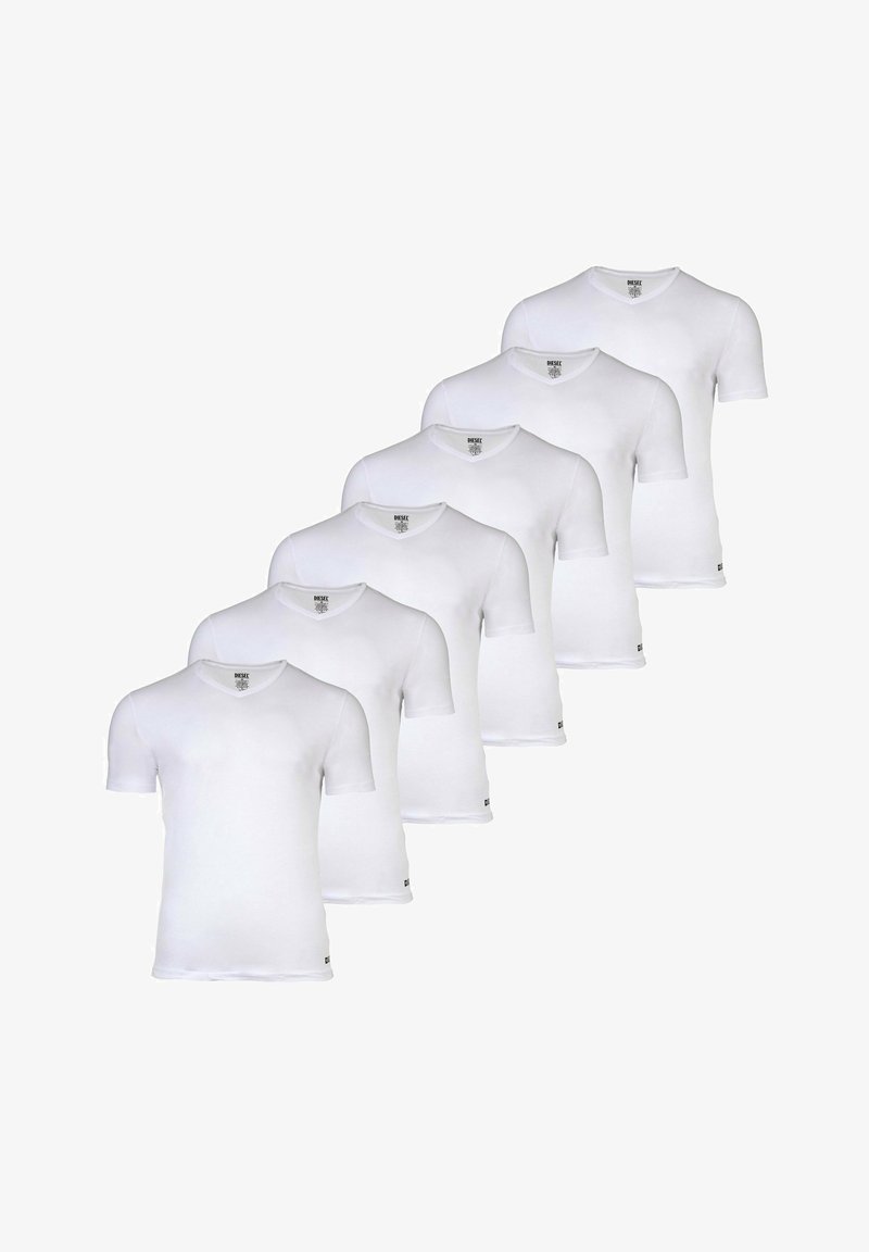 Vita bomullströjor med korta ärmar och v-ringad design, uppställda i rad. Varje tröja har en liten logotyp på den nedre vänstra sidan.