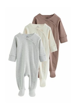 Drie babyslaappakken met lange mouwen en voetjes in lichtgrijs, crème en bruin, met drukknopen en een geribbelde textuur.