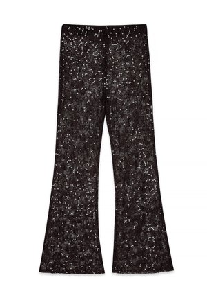 Pantalons évasés noirs recouverts de sequins argentés, avec un tissu texturé et un fini scintillant, parfaits pour une tenue de soirée.