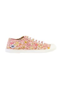 Sneaker in tela con motivo floreale in rosa, caratterizzata da lacci bianchi e suola in gomma con punta arrotondata. Dettaglio del logo laterale in nero.