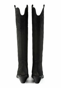 Botine din suede negre, până la genunchi, cu un design cu vârf ascuțit, cusături decorative și toc bloc. Prezintă etichete de prindere în partea de sus.