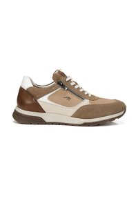 Sneaker marrone e beige con una combinazione di camoscio e pelle, un pannello laterale testurizzato, lacci bianchi e una chiusura con zip sul lato.