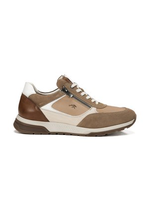 Zapatilla marrón y beige que presenta una mezcla de ante y cuero, un panel lateral texturizado, cordones blancos y un cierre con cremallera en el lateral.