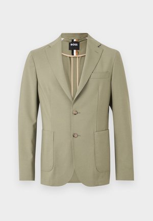 Jasnooliwkowa marynarka męska z wyciętymi klapami, dwoma przednimi guzikami, kieszeniami naszywanymi, kieszonką na piersi oraz paskowanym wnętrzem kołnierza.