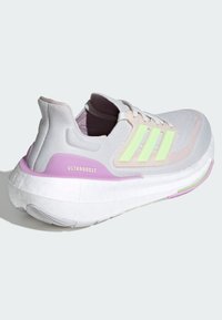 adidas Performance ULTRABOOST LIGHT - Chaussures de running sur route - crystal white   green spark   bliss lilac
