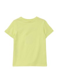 Korte mouwen, achterkant zicht van een eenvoudige lichtgele T-shirt van zachte katoen, met een ronde halslijn en een gladde textuur.