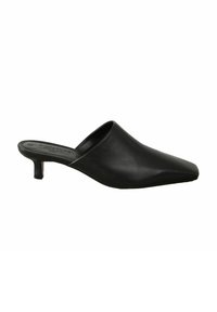 Mule de cuero negro con punta afilada y tacón bajo en bloque. Textura suave con diseño de parte trasera abierta. Estilo minimalista, sin hardware visible.