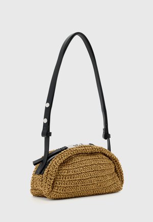 Kis barna színű fonott kézitáska hajlított formával, fekete állítható bőr pánttal és ezüst cipzáras záródással.