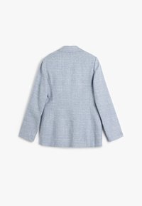 Lichtblauwe blazer van gestructureerde stof, met ingesneden revers en lange mouwen. De achterkant heeft een getailleerde snit, zonder zichtbare hardware of accenten.