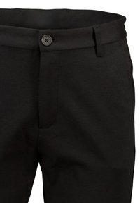 Sorte bomuldssbukser med flad front, der har enkelt knaplukning, bæltestropper og sidelommer, med en glat, mat finish.