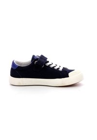 Zapatilla de lona navy con suela de goma blanca, diseño de cordones y correa de velcro. Presenta punta redonda y sutiles detalles de costura.