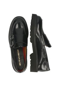 Schwarze Lederloafer mit zwei metallischen Schnallen, einer Gummisohle und roter Innenauskleidung; verfügen über gestickte Akzente und ein rundes Zehendesign.