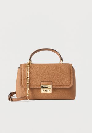 Borsa a mano in pelle marrone con texture, con manico superiore, tracolla a catena dorata e chiusura rettangolare dorata sulla patta frontale.