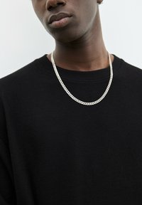 PULL&BEAR TEXTURED - Jednoduché tričko - black