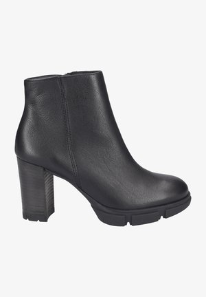 Bottine noire en cuir texturé, avec un talon épais et strié et un bout arrondi et lisse, fermée par une fermeture éclair sur le côté.