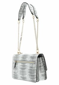 Sac à main gris texturé avec chaîne métallique et sangle en tissu, présentant une poche zippée à l'avant et un design structuré avec des accents noirs.