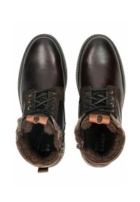 Botas de tobillo de cuero marrón con forro de pelo, cierre con cordones negro, texturas contrastantes y una lengüeta de acento marrón en el tobillo.