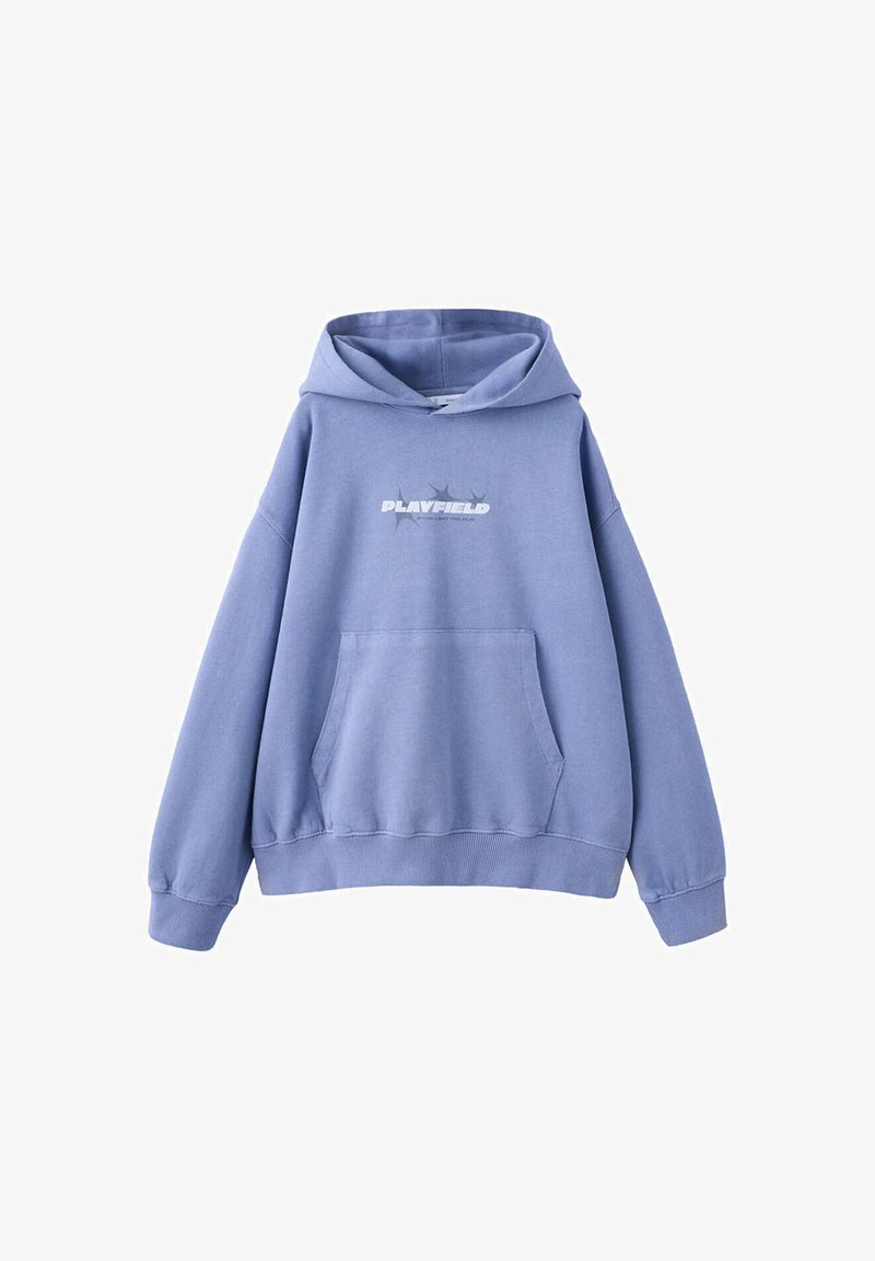 Sweat à capuche bleu avec poche avant et texte et motif blancs "PLAYFIELD" sur la poitrine, affiché sur un fond blanc uni.