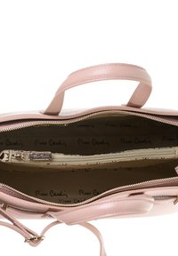 Borsa a tracolla in pelle rosa con manici doppi, apertura superiore con zip e fodera interna beige stampata con "Pierre Cardin" e una tasca interna con zip.
