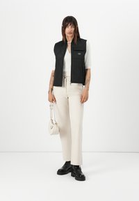 Guess Jeans QUILTED PUFFER  - Strukirani kaput - jet black