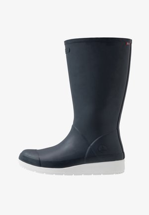 Botte de pluie en caoutchouc noire avec une semelle blanche épaisse, hauteur mi-mollet, et des rayures subtiles rouges, blanches et bleues près du bord supérieur.